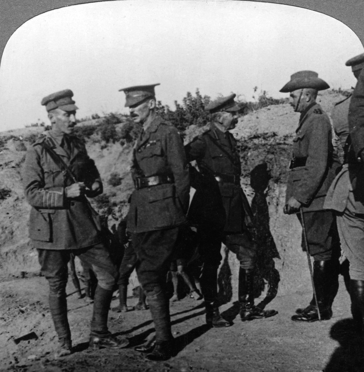 Lord Kitchener hodnotí situaci v Gallipoli s důstojníky ANZAC, první světová válka, 1915-1916. od Realistic Travels Publishers
