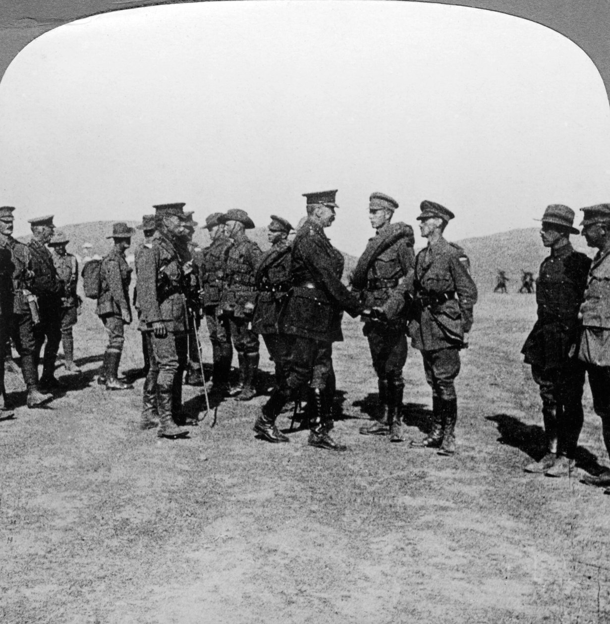 Lord Kitchener chválí vojáky za jejich útoky na Dardanely, první světová válka, 1915-1916. od Realistic Travels Publishers