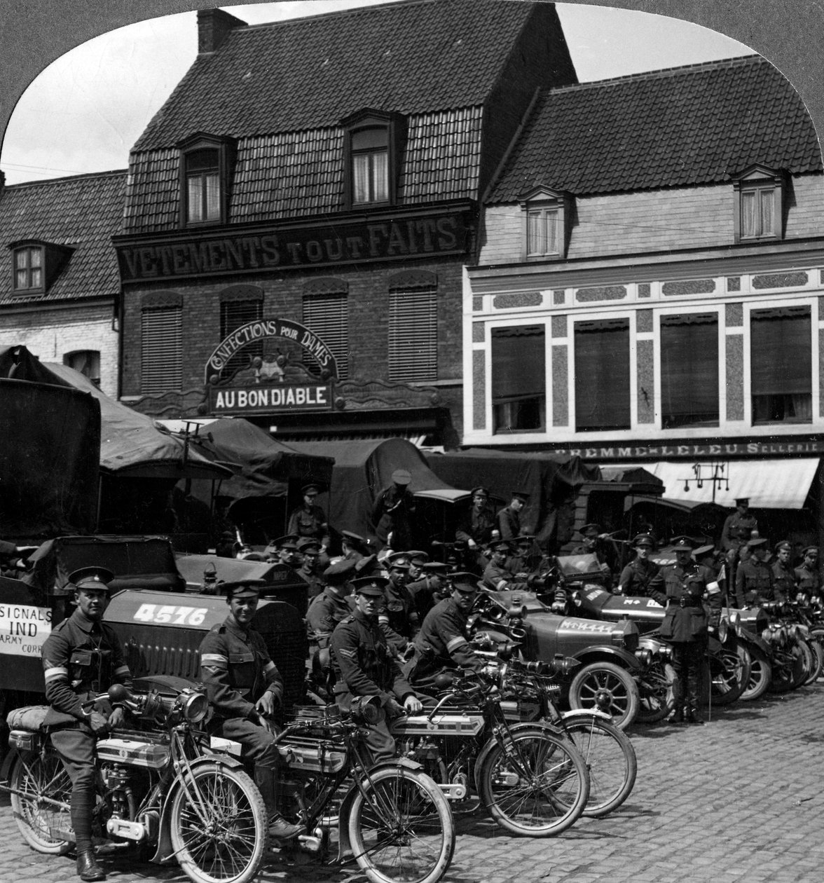 Nákladní automobily a motocykly indického armádního sboru, Merville, Francie, první světová válka, 1914-1918. od Realistic Travels Publishers