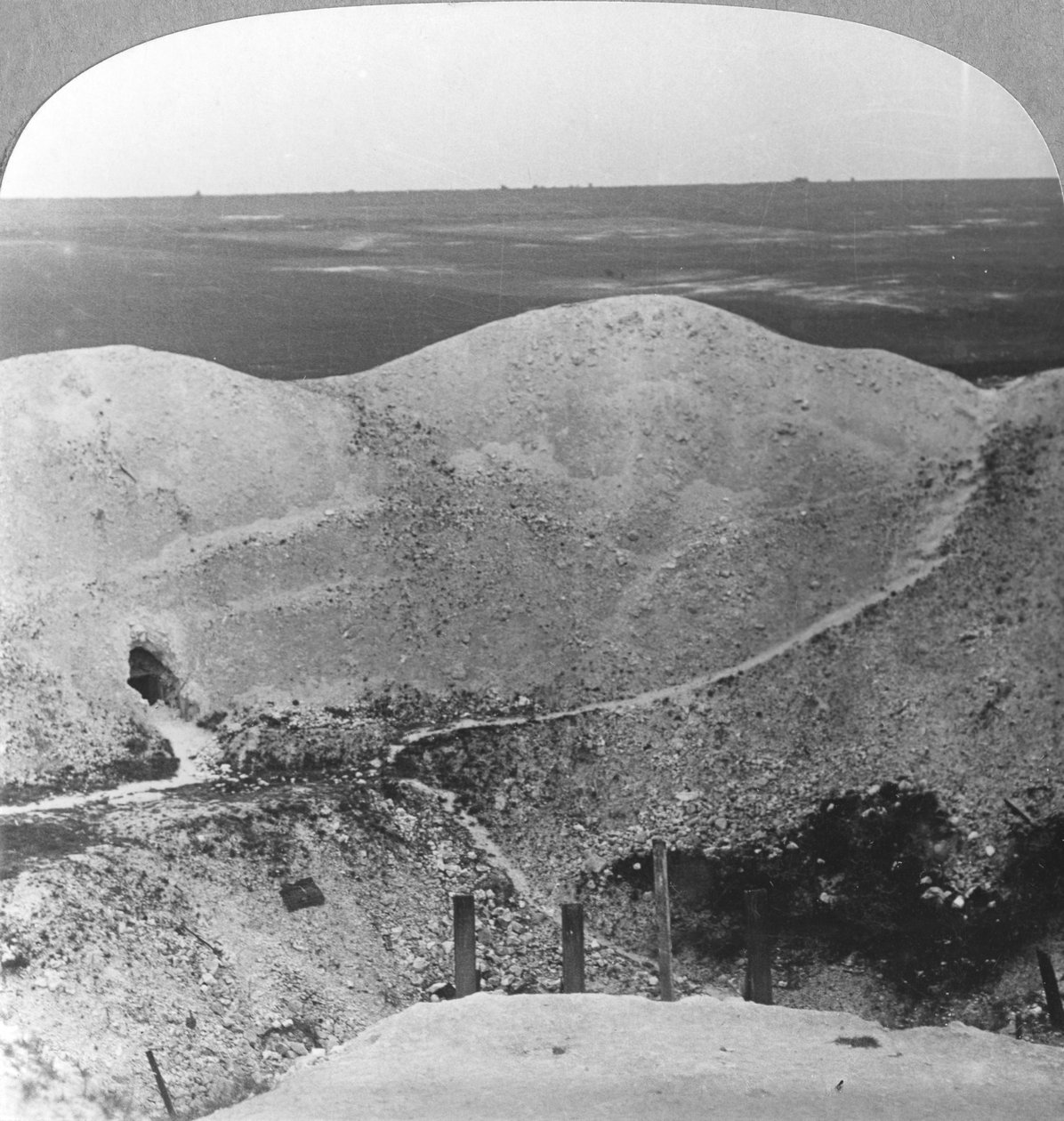 Důlní kráter v La Boiselle, the Somme, Francie, první světová válka, c1916-c1918 od Realistic Travels Publishers