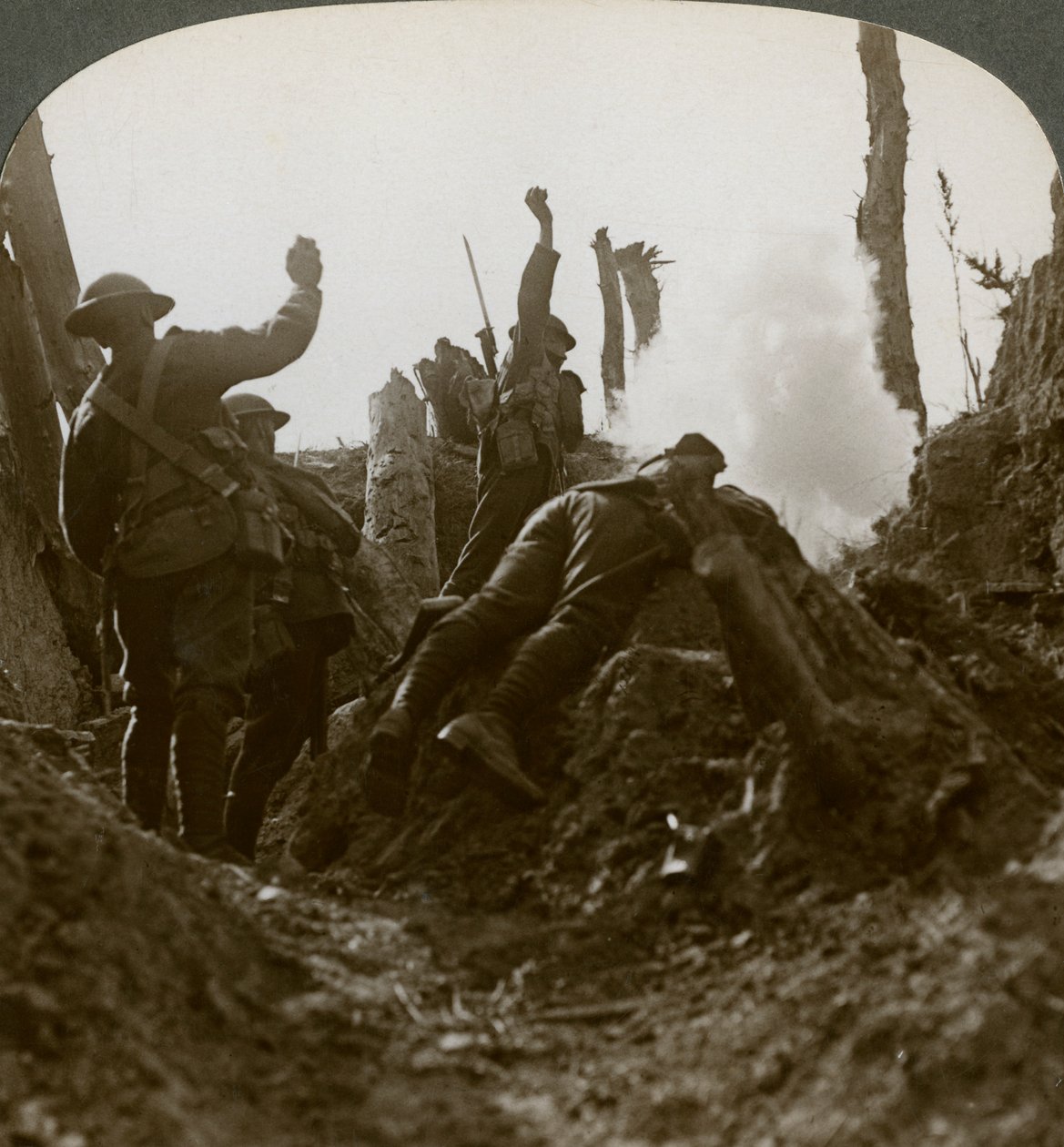 Vojska Severní země bombardující německé kulometné pozice, Polygon Wood, 20. století od Realistic Travels Publishers