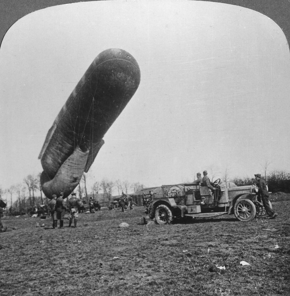 Pozorovací balón na vzestupu, první světová válka, c1914-c1918. od Realistic Travels Publishers