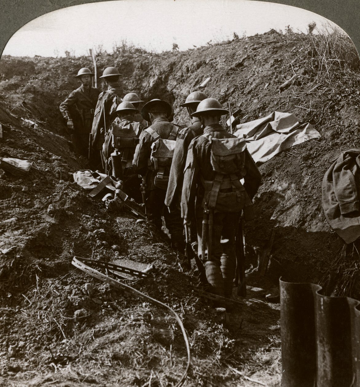 Důstojník sleduje své muže, kteří se ukládají do výkopu, aby se vyhnuli německému útoku, první světová válka, 1914-1918. od Realistic Travels Publishers
