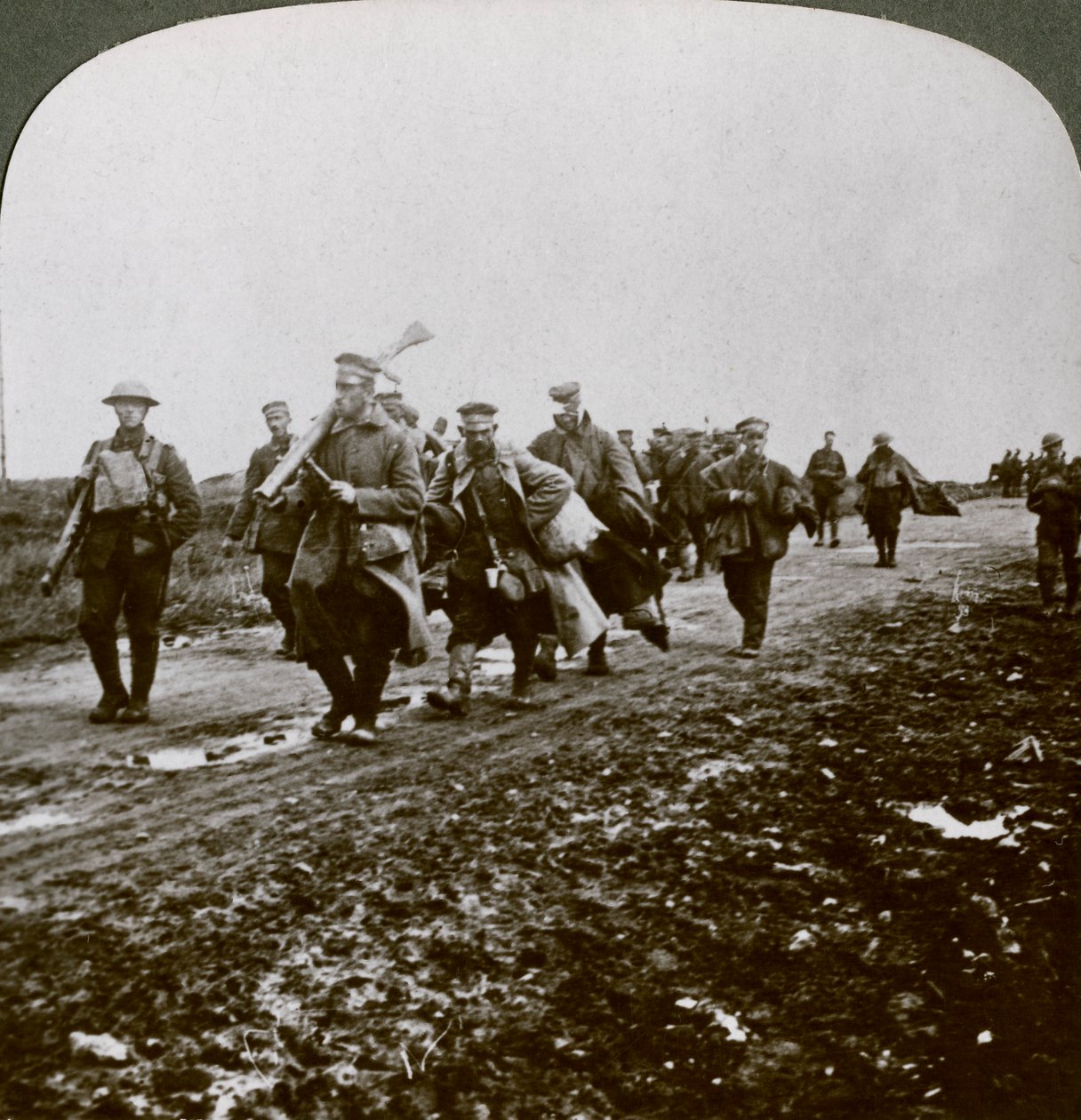 Prusové zajatí Old Contemptibles v záloze v Pozieres, první světová válka, 1914-1918. od Realistic Travels Publishers