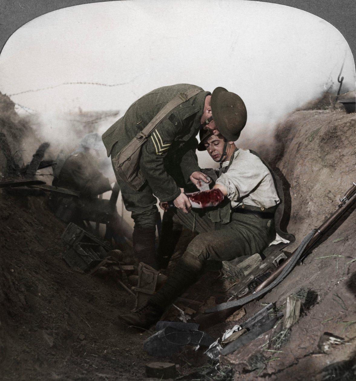 Voják přijímající první pomoc od seržanta v míze, bitva u Peronne, první světová válka, 1914-1918 od Realistic Travels Publishers