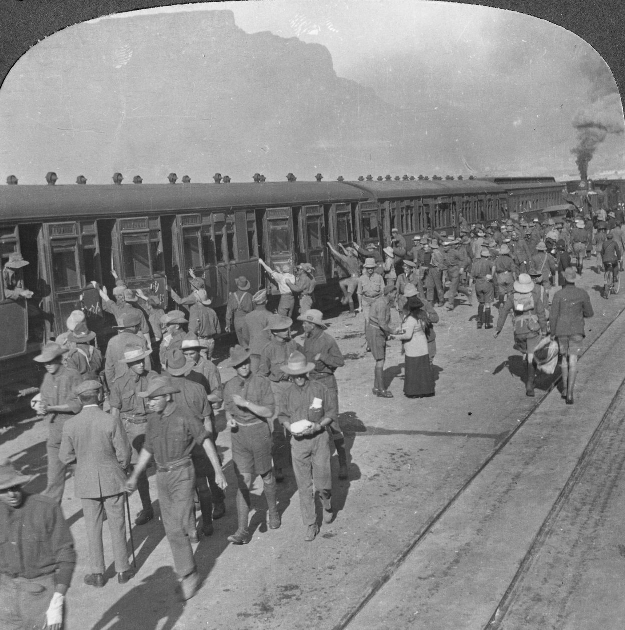 Vojáci Wiltshire Rifle nastupují do vlaku, Kapské Město, Jižní Afrika, první světová válka, c1915 od Realistic Travels Publishers