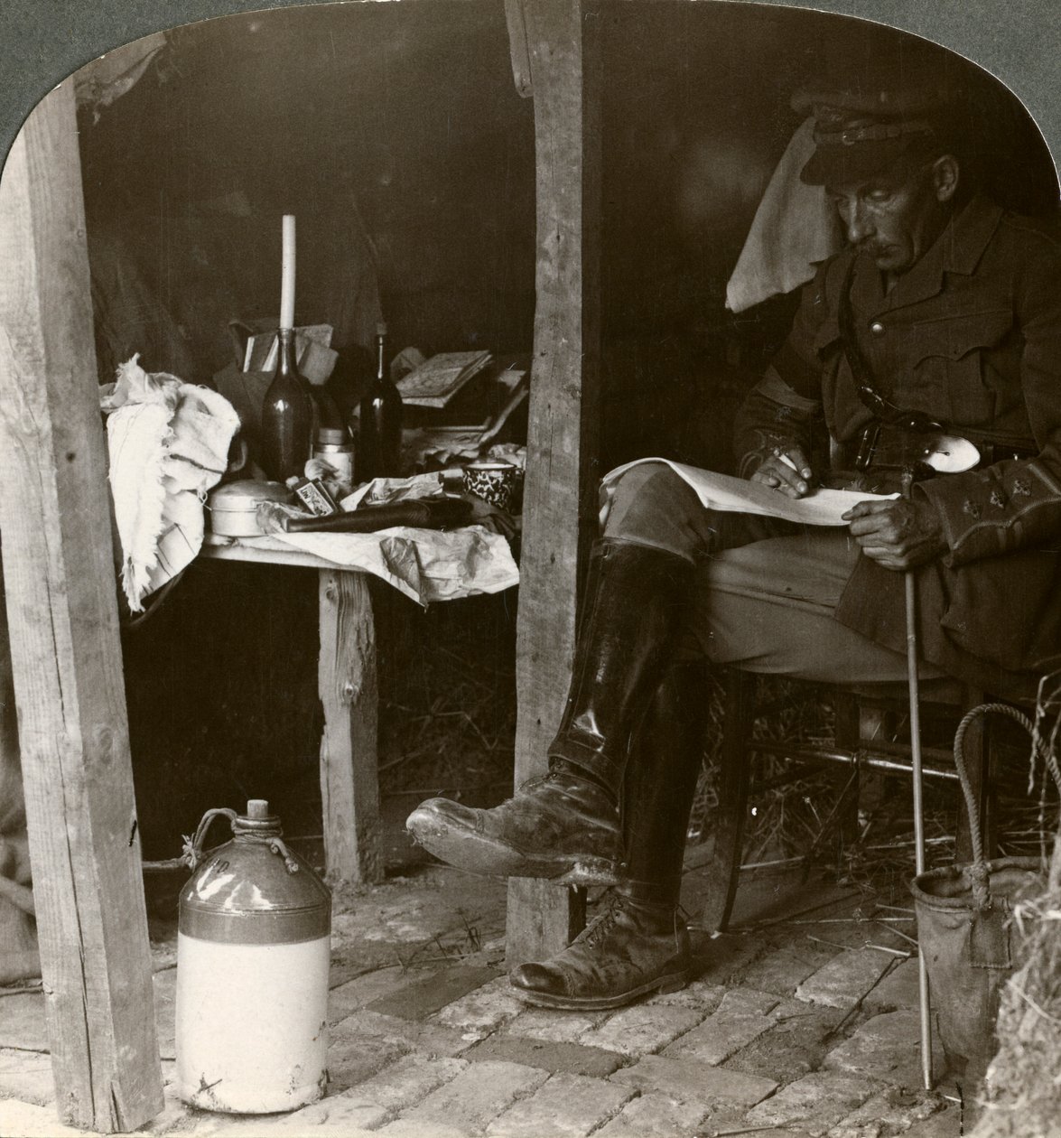 Štábní důstojník v zemljance studující detaily před ofenzívou, první světová válka, 1914-1918 od Realistic Travels Publishers