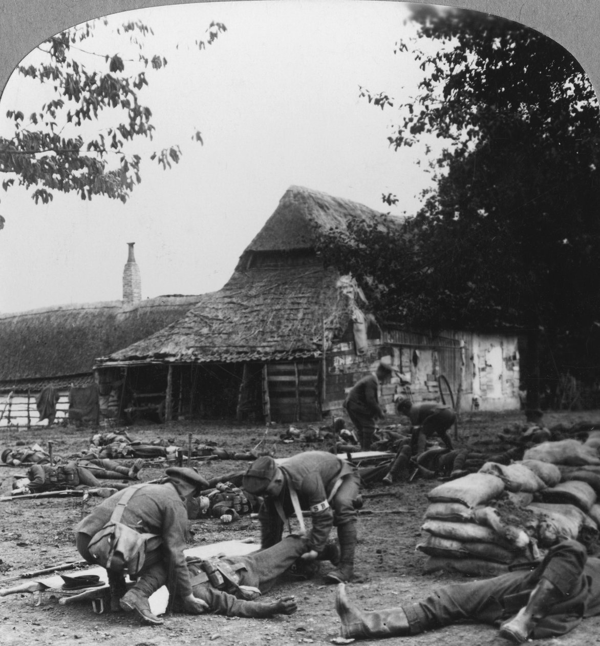 Nosiče nosítek pečující o raněné na improvizovaném stanovišti první pomoci, první světová válka, c1914-c1918. od Realistic Travels Publishers