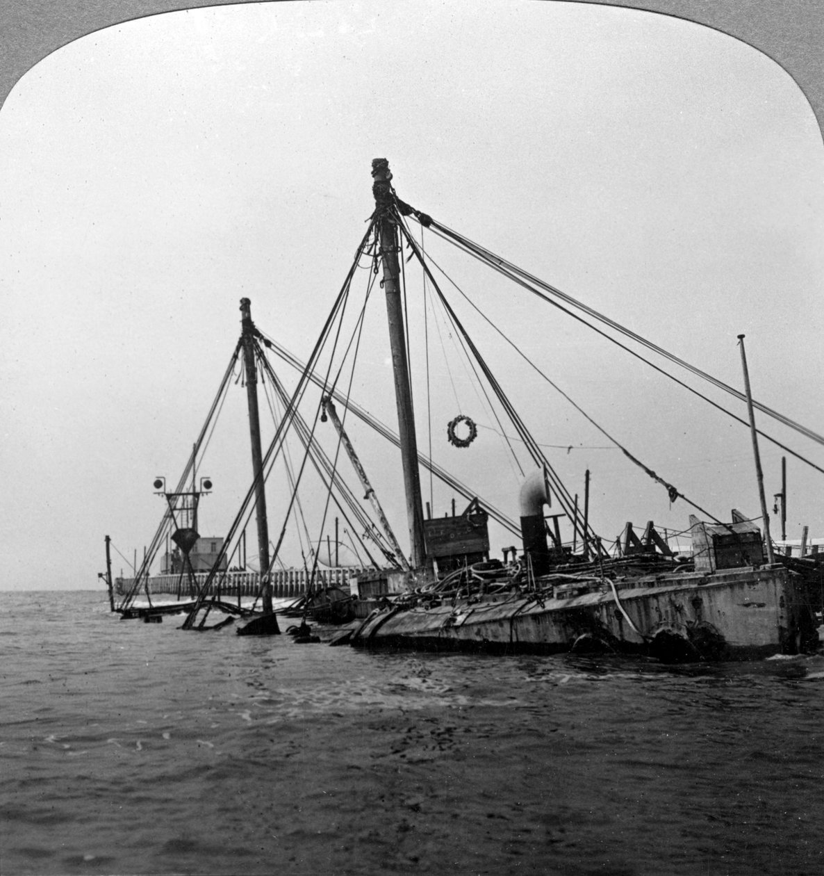 Potopená válečná loď HMS Vindictive, Ostende, Belgie, první světová válka, 1918. od Realistic Travels Publishers