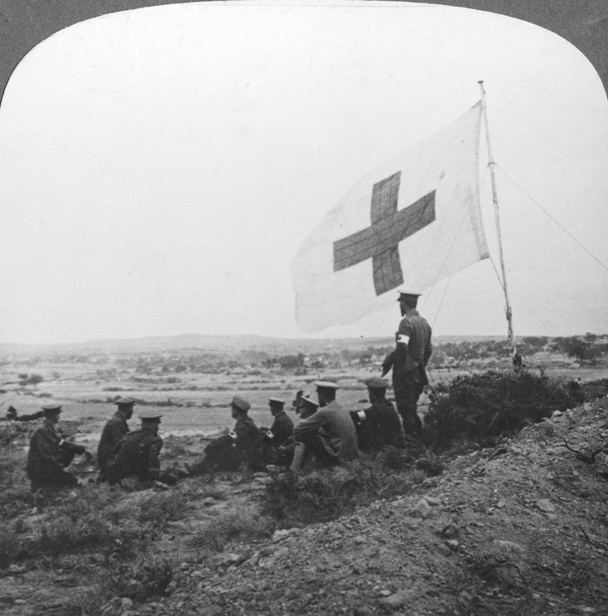 Britský Červený kříž v poli, připraven na svou milost, první světová válka, c1914-c1918 od Realistic Travels Publishers