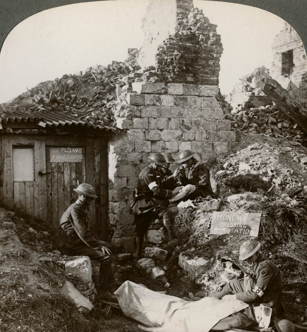 Royal Army Medical Corps na obvazové stanici Monchy, Francie, první světová válka, 1914-1918. od Realistic Travels Publishers