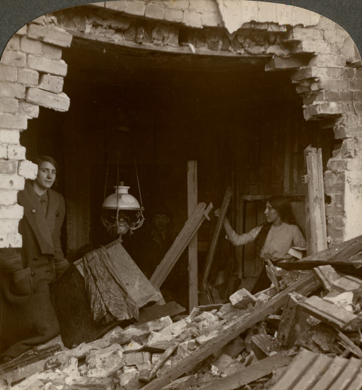Škody způsobené německou Zeppelinovou bombou, první světová válka, 1914-1918. od Realistic Travels Publishers