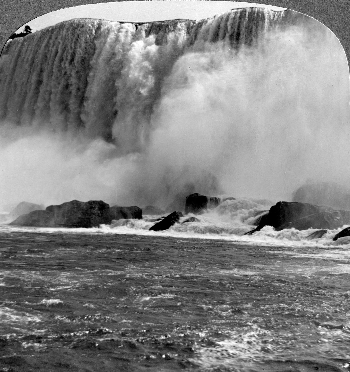 Thunder of Waters, American Falls, Niagara Falls, New York, USA. od Realistic Travels Publishers