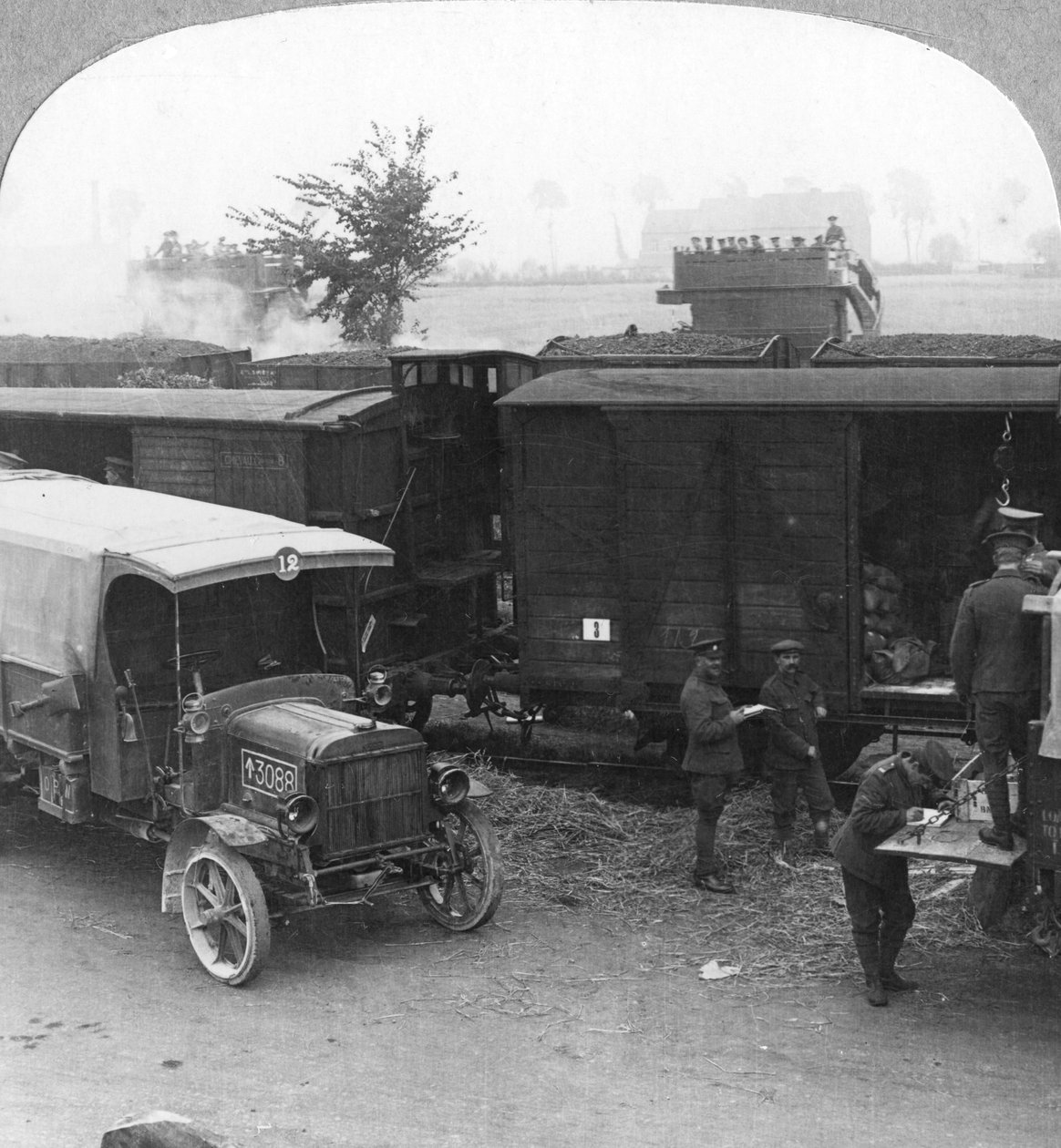 Vojska a zásoby jsou spěchány z hlavy železnice na palebnou čáru, první světová válka, c1914-c1918 od Realistic Travels Publishers