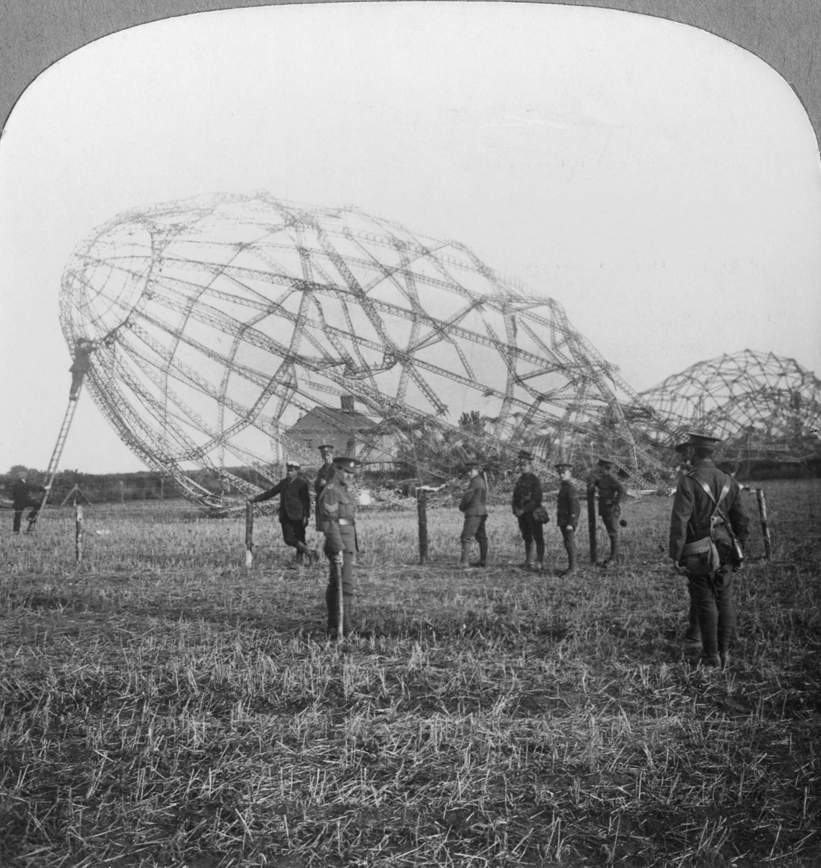 Zeppelin sestřelen poblíž Colchesteru, Essex, první světová válka, 1916 od Realistic Travels Publishers