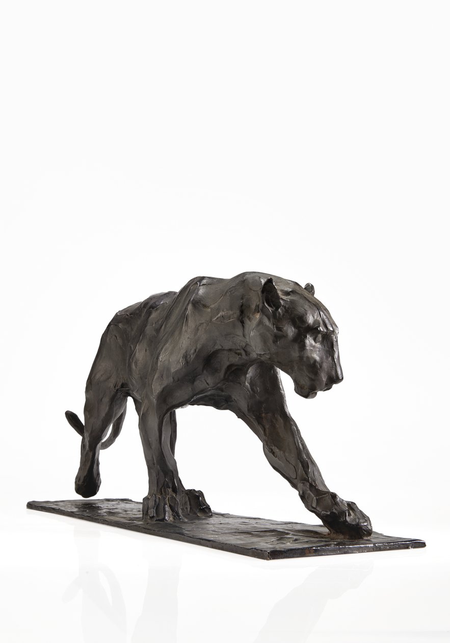 Panther chůze, zadní noha zvednutá, cca 1904 (patinovaný bronz) od Rembrandt Bugatti