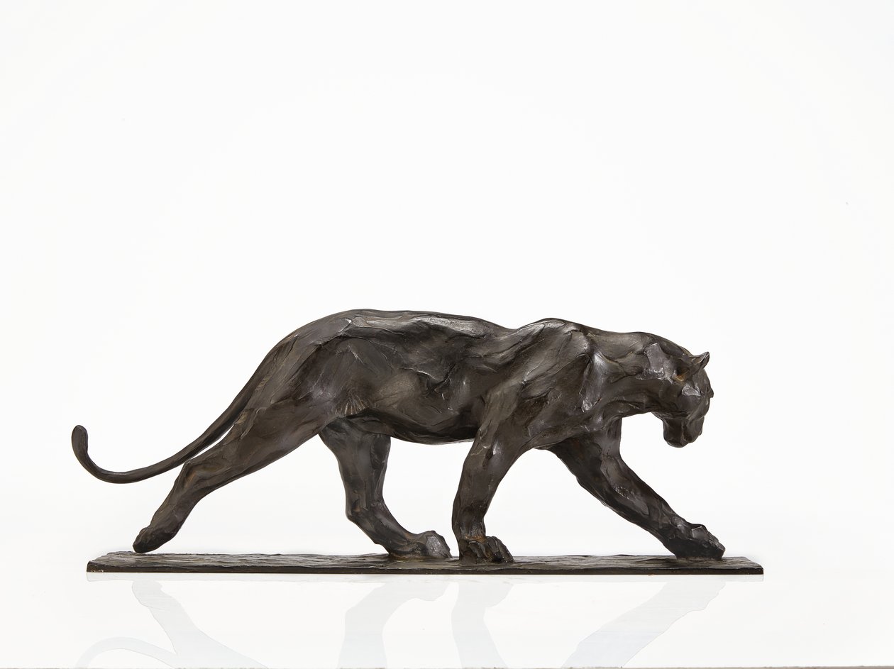 Panther chůze, zadní noha zvednutá, cca 1904 (patinovaný bronz) od Rembrandt Bugatti