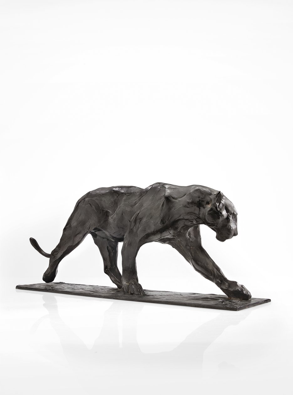 Panther chůze, zadní noha zvednutá, cca 1904 (patinovaný bronz) od Rembrandt Bugatti