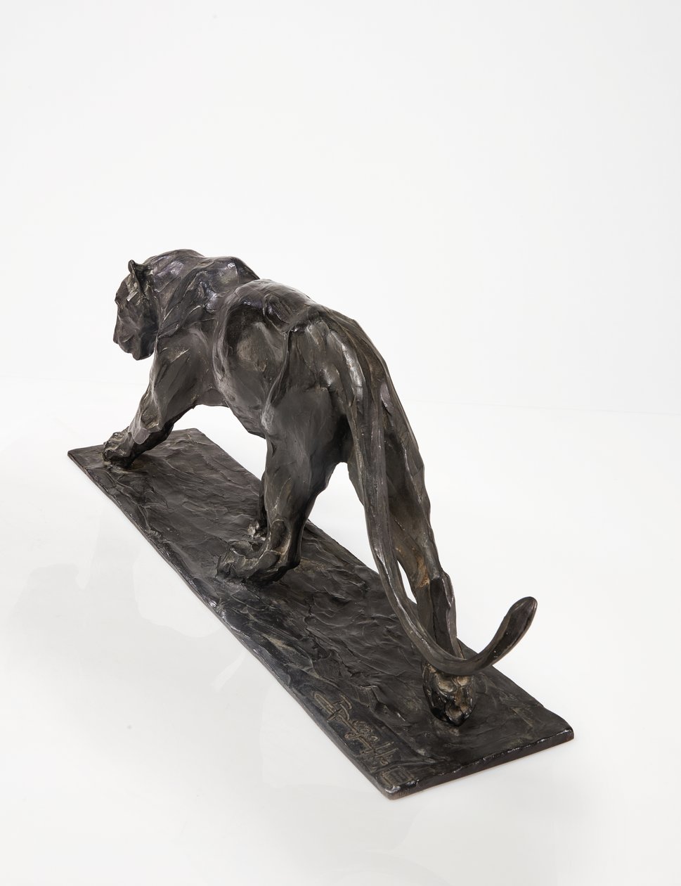 Panther chůze, zadní noha zvednutá, cca 1904 (patinovaný bronz) od Rembrandt Bugatti