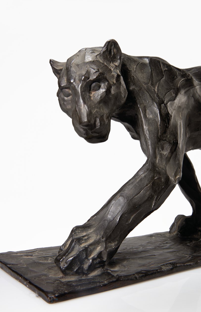 Panther chůze, zadní noha zvednutá, cca 1904 (patinovaný bronz) od Rembrandt Bugatti