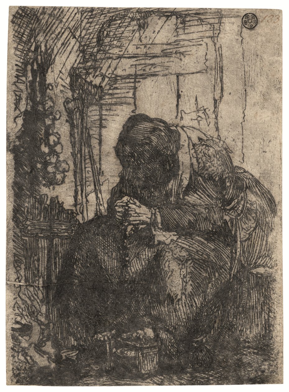 Stará žena sedící v chalupě s cibulovou šňůrou na zdi, asi 1629 (lept) od Rembrandt Harmensz. van Rijn