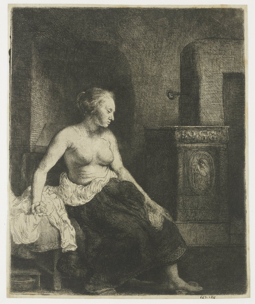 Žena sedí napůl oblečená vedle sporáku od Rembrandt van Rijn