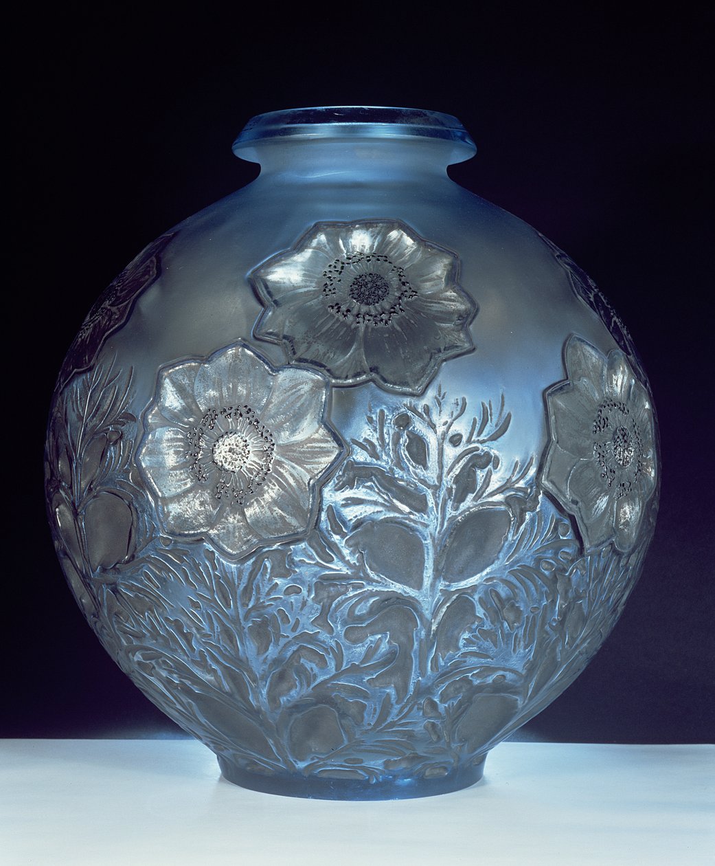 Váza Anemones, 1913 (světle modré a matné sklo) od Rene Jules Lalique