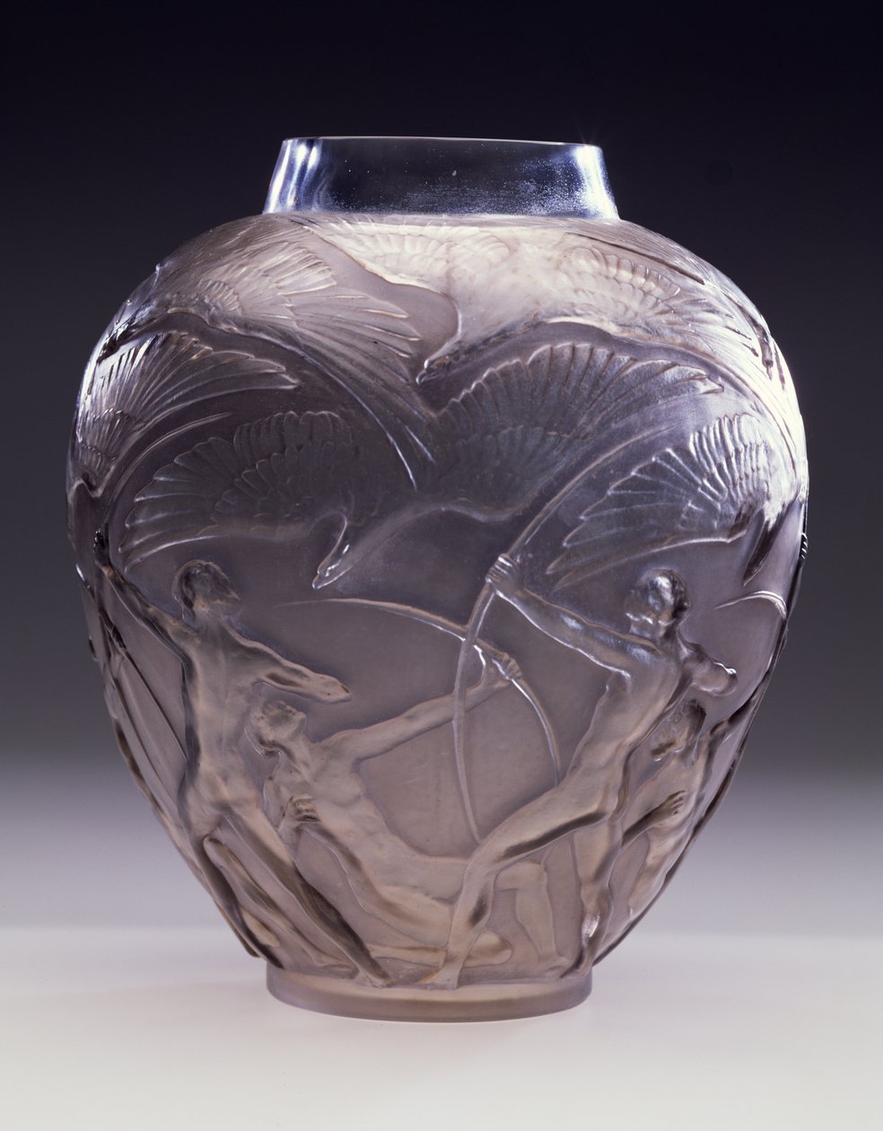 Archers Vase, 1921 (kouřově šedá patina na skle foukaném do formy) od Rene Jules Lalique