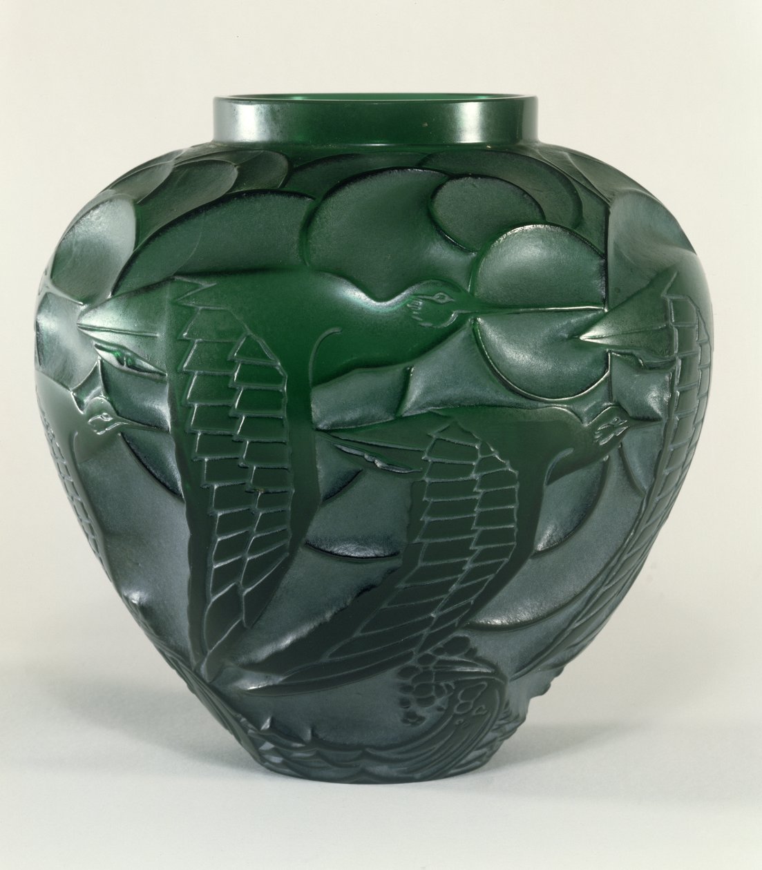 Curlew Vase, 1931 (zelená a bílá patina na zeleném skle) od Rene Jules Lalique