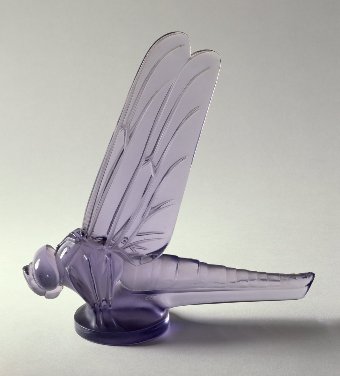 "Grande Libellule", ametystový matný maskot auta (sklo) od Rene Jules Lalique