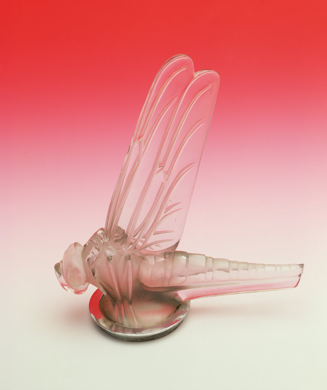 Lalique auto maskot vážky s otevřenými křídly od Rene Jules Lalique