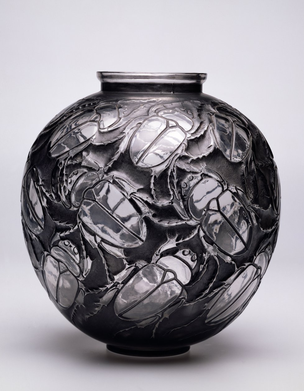 Velká váza se skarabey, 1923 (černá patina a sklo foukané do formy) od Rene Jules Lalique