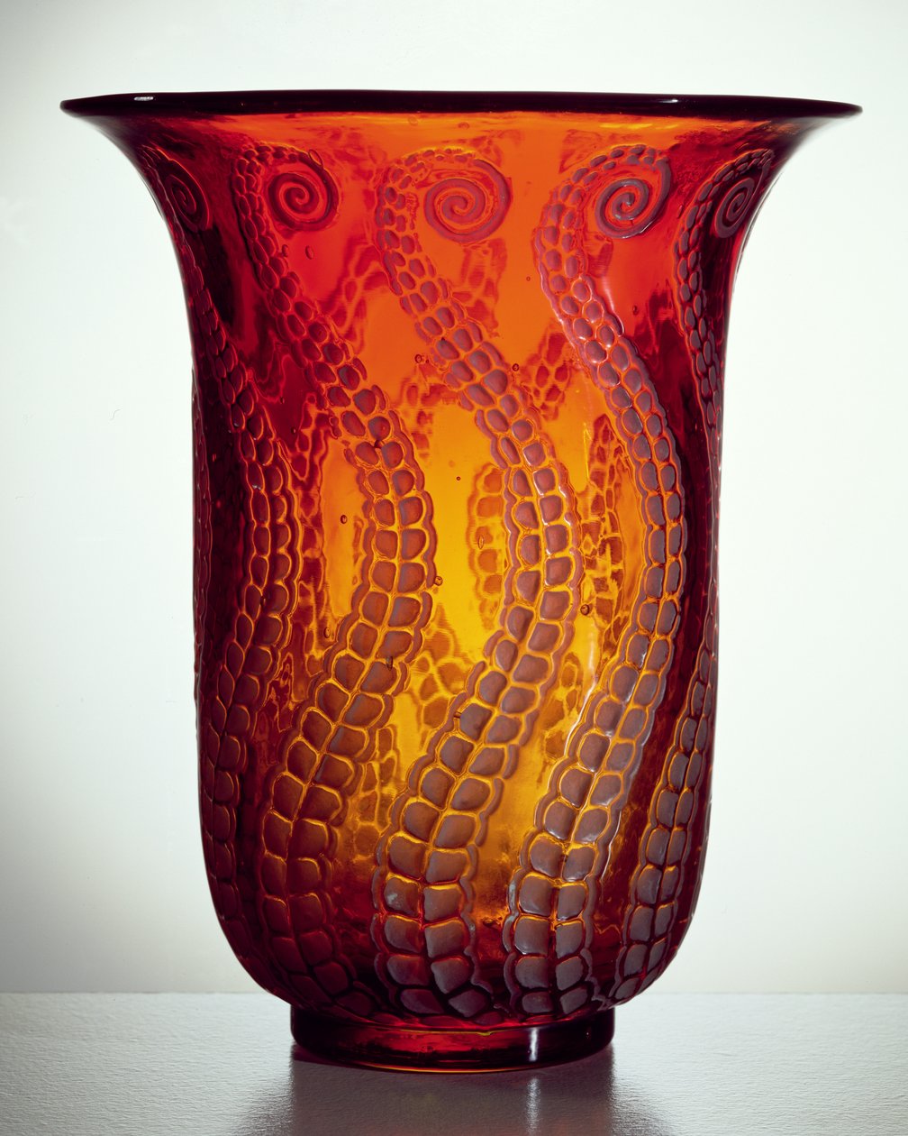 Váza Medusa, 1921 (tmavé jantarové sklo) od Rene Jules Lalique