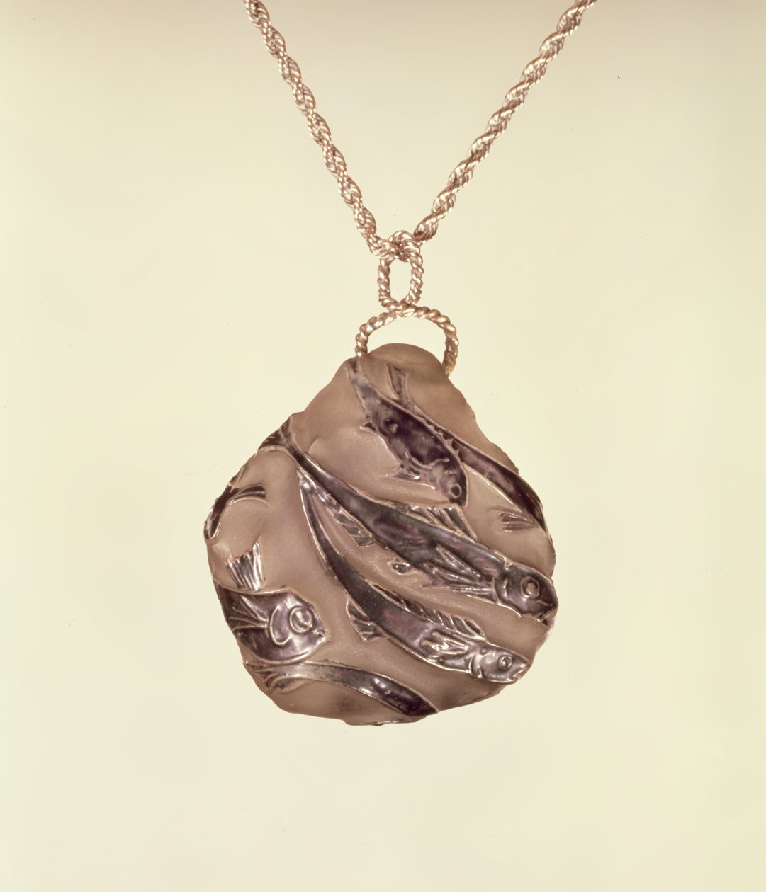 Přívěsek s povrchem z matného skla od Lalique, kolem roku 1902 od Rene Jules Lalique