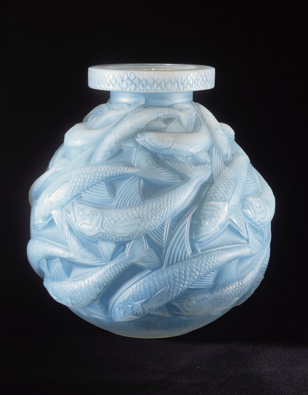Váza s lososem, 1928 (modré opalizující sklo) od Rene Jules Lalique