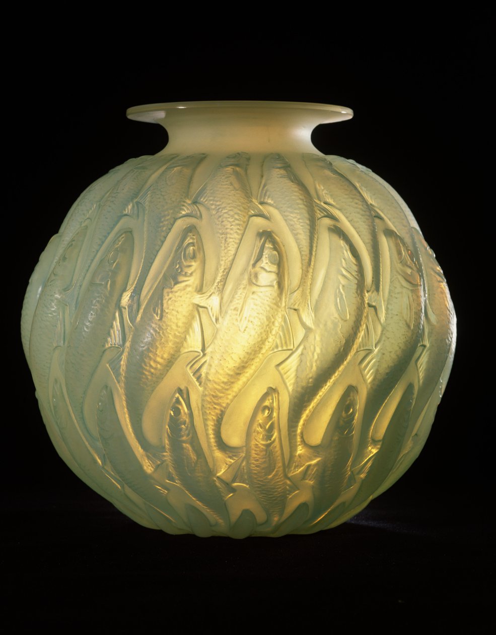 Váza Salmon, 1928 (bílé opalizující sklo) od Rene Jules Lalique