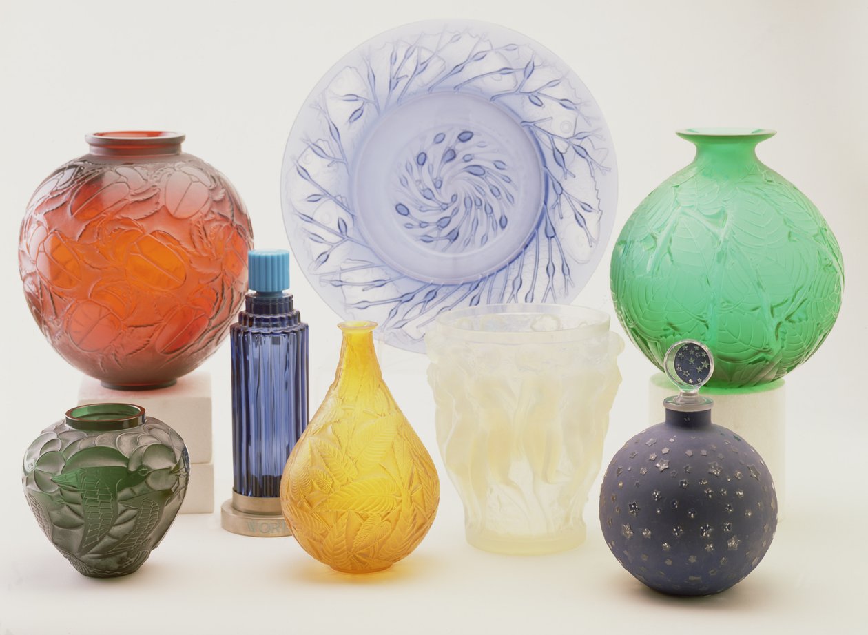 Výběr váz: "Gros Scarabees", modrá mísa "Anvers", "Milan", zelená váza "Forest", "Danaides", "Sauge", "Bacchantes", flakon s vůní "Farandole" (sklo). od Rene Jules Lalique