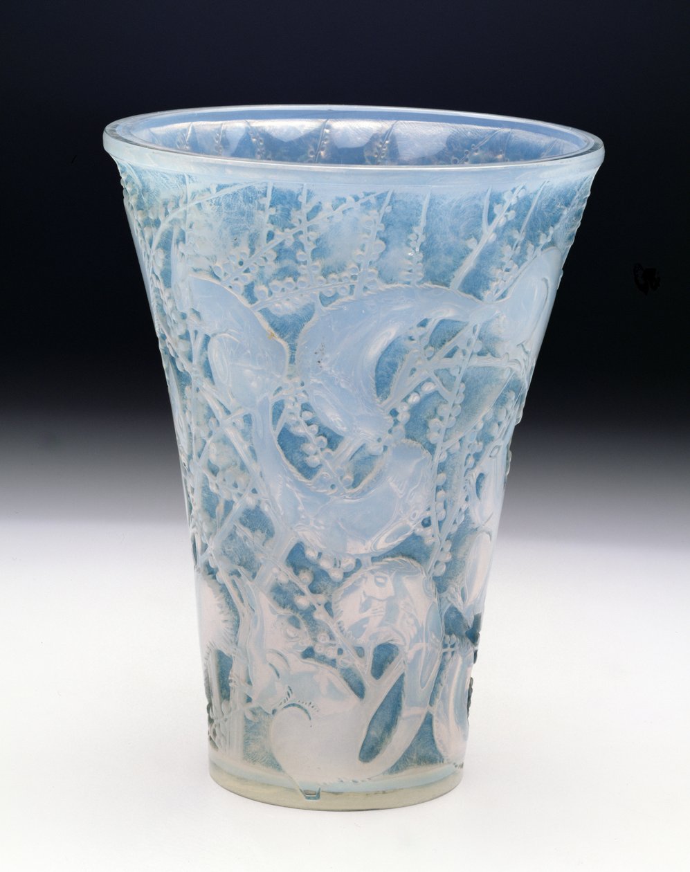 Váza Senart, 1934 (modrá patina na opalizujícím skle) od Rene Jules Lalique