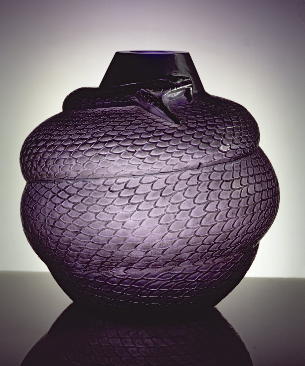 Hadí váza, 1924 (fialové sklo foukané do formy) od Rene Jules Lalique