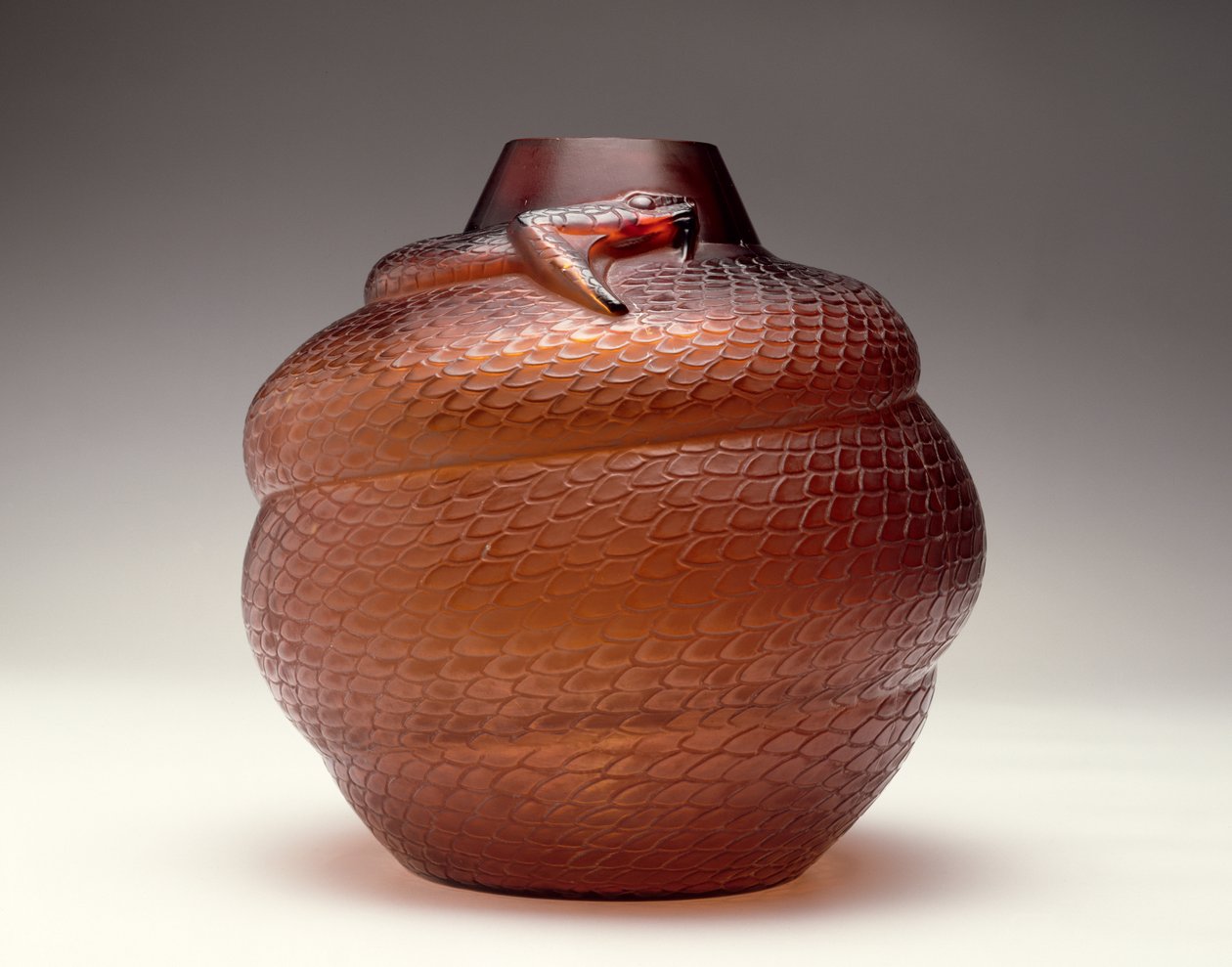 Had, váza z jantarového skla, R. Lalique, 1924 od Rene Jules Lalique