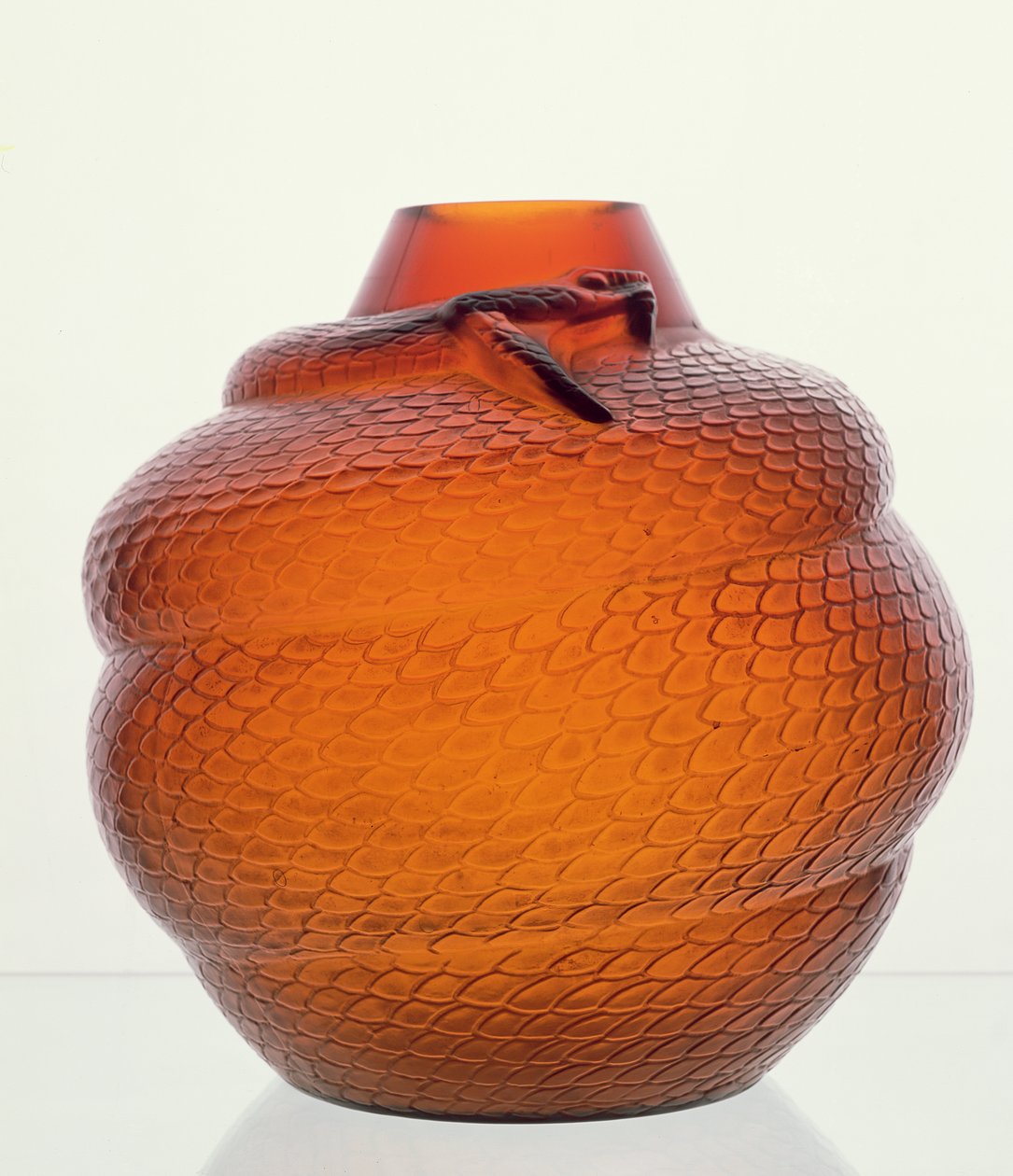 Hadí, vejčitá jantarová skleněná váza od Lalique od Rene Jules Lalique