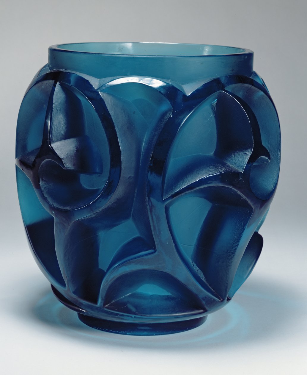 Váza Whirlpools, 1926 (lisované akvamarínové sklo) od Rene Jules Lalique