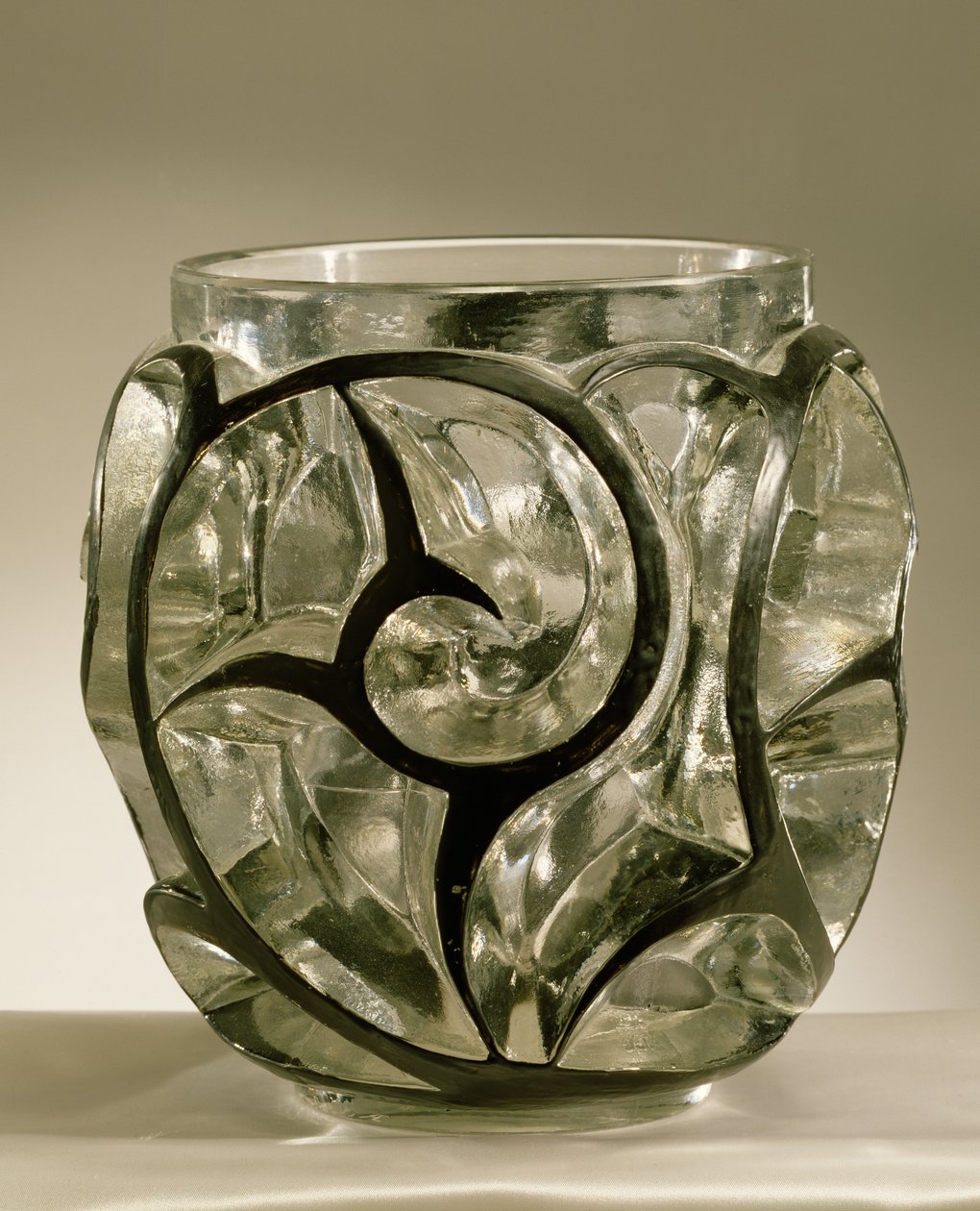 Váza Whirlpools, 1926 (lisovaný černý smalt na čirém skle) od Rene Jules Lalique