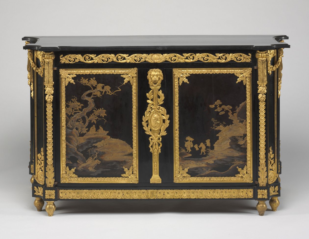 Komoda (Commode), kolem 1765-1770 (ebenová dýha s japonskými lakovanými panely, pozlacené bronzové úchyty a mramorová deska) od Rene Dubois