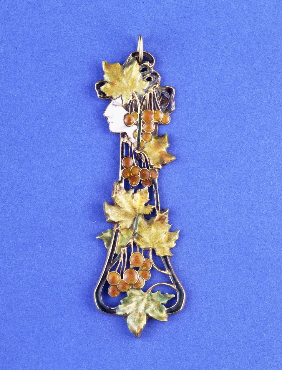 Přívěsek Lalique, tvarovaný jako hlava secesní panny z profilu, cca 1900 (kov, smalt) od Rene Jules Lalique