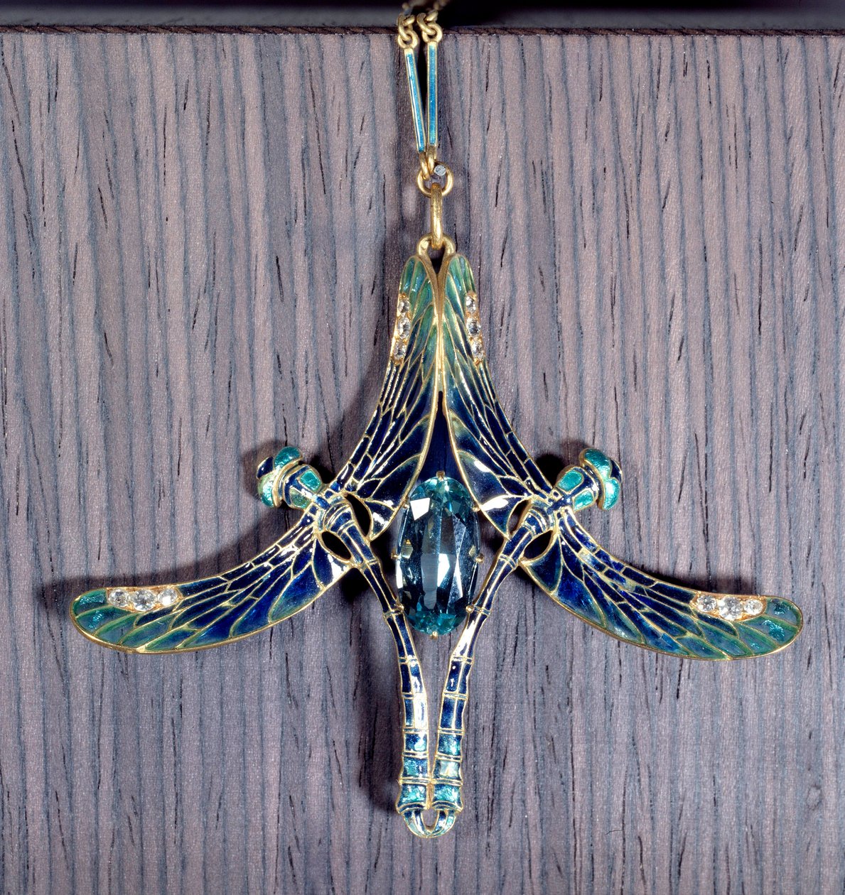 Art Nouveau: přívěsek „“Vážka““ z akvamarínu, zlata a smaltu od Jules Rene Lalique (1860-1945) Paříž, Musee d