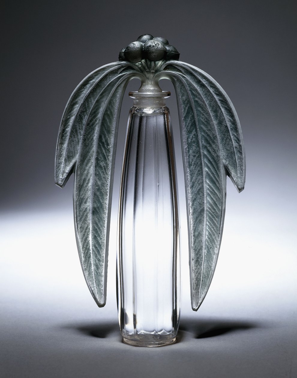 Bouchon Eucalyptus, č. 507, kolem roku 1919 (čiré, matné a zeleně vitráže) od Rene Jules Lalique