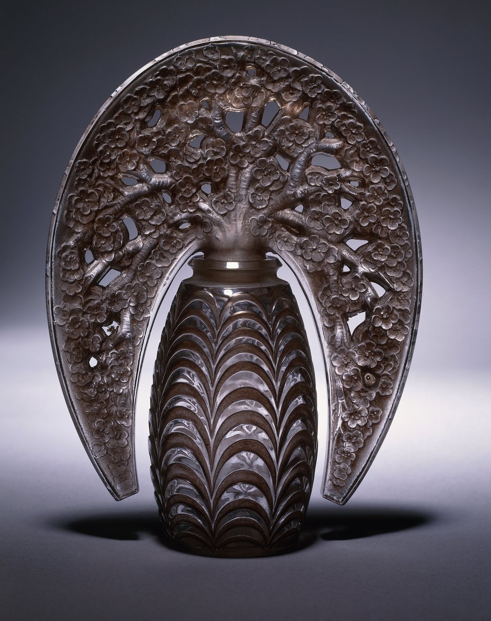 Bouchons Fleurs de Pommiers č. 493, kolem roku 1919 (čiré a matné růžové vitráže) od Rene Jules Lalique