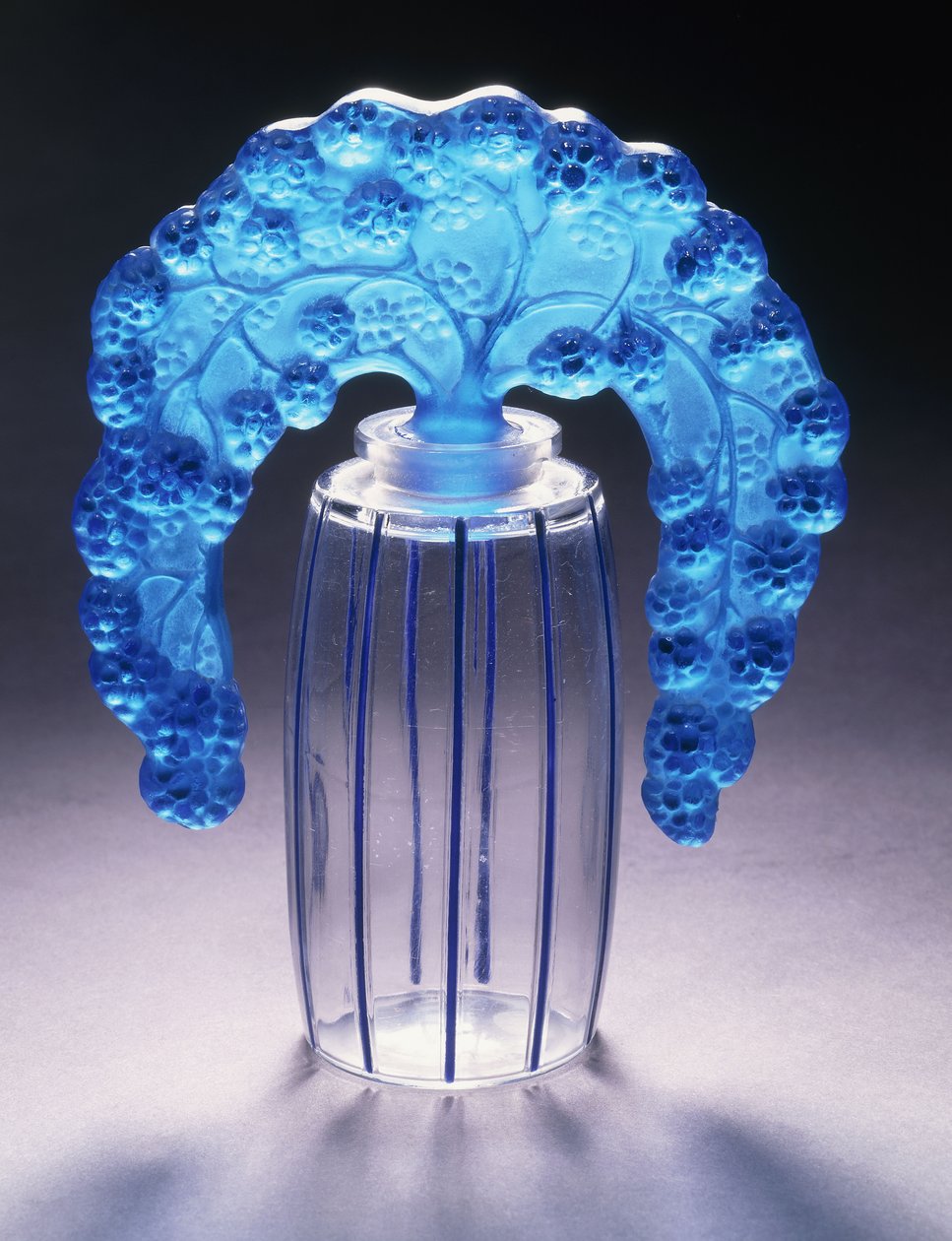 Bouchons Mures č. 495, kolem roku 1920 (čiré a modře smaltované sklo) od Rene Jules Lalique