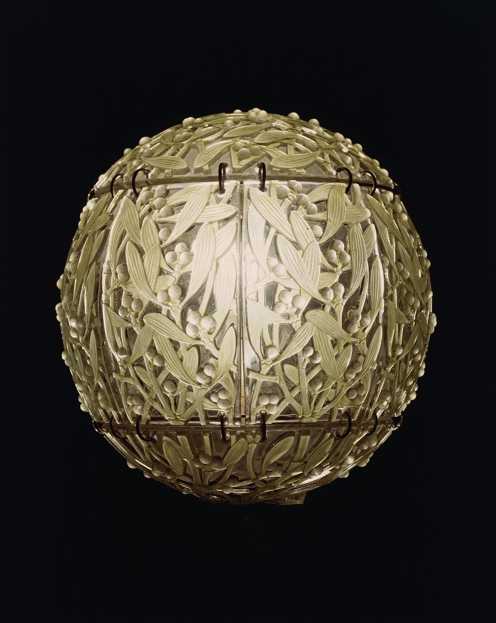 Boule de Gui, zeleně mořené závěsné stínidlo, od Rene Jules Lalique